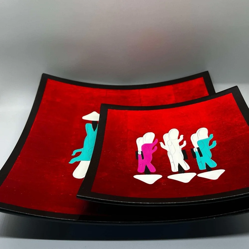 VIETNAMESE Set Of 2 RED LACQUERED CURVED DECORATIVE DISHES‎ 3 WOMEN W/books EUC